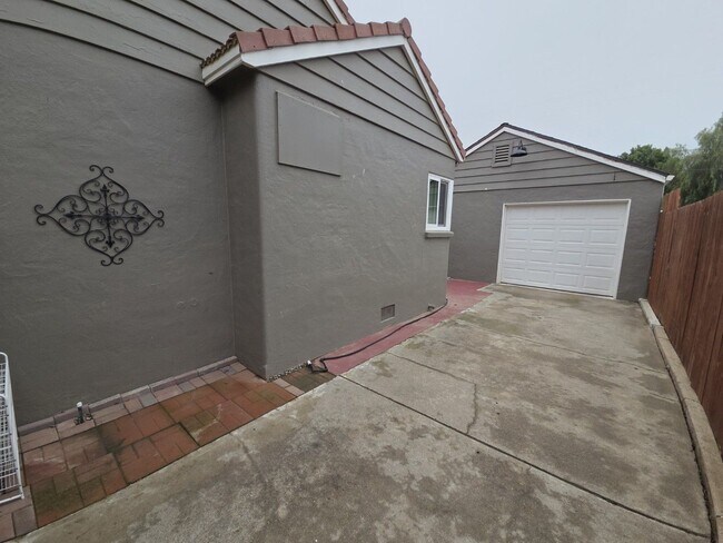 Building Photo - Elegant home with classic charm