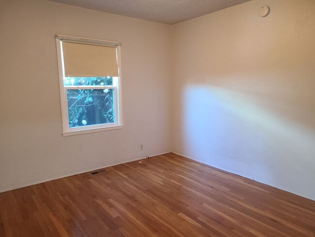 Building Photo - Raymond