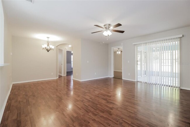 Building Photo - 1007 Royal Oaks Dr
