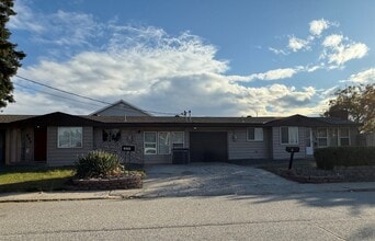 Building Photo - Now renting 3 bedroom duplex