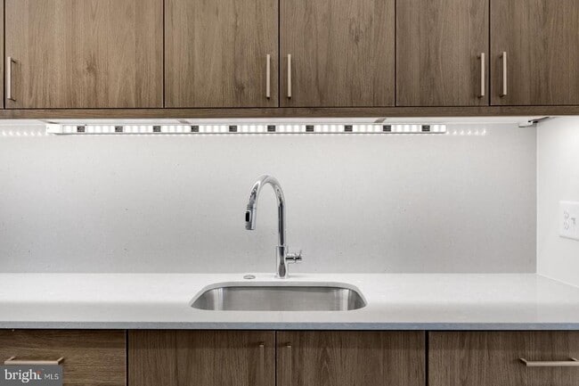 Building Photo - 525 N 41st St