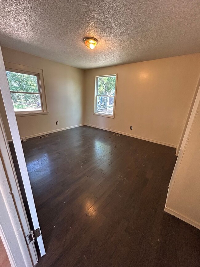 Building Photo - 5220 Elm St