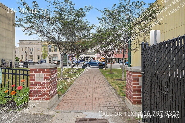 Building Photo - 134 Maple St