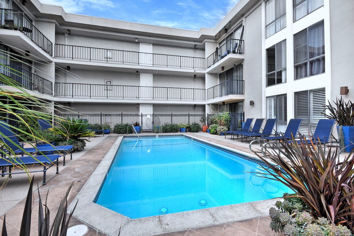 Building Photo - 1351 N Crescent Heights Blvd