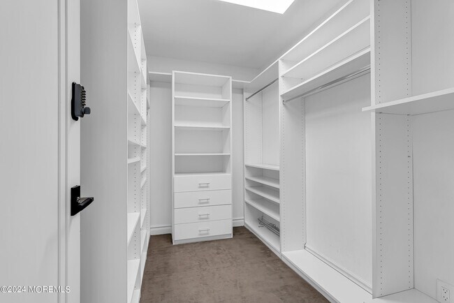 Building Photo - 215 Hollywood Ave