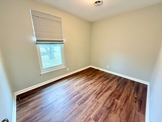 Building Photo - 3 Bedroom 1.5 Bath House w/Large Yard- Easy access to OHB and Nolensville Pk $2100