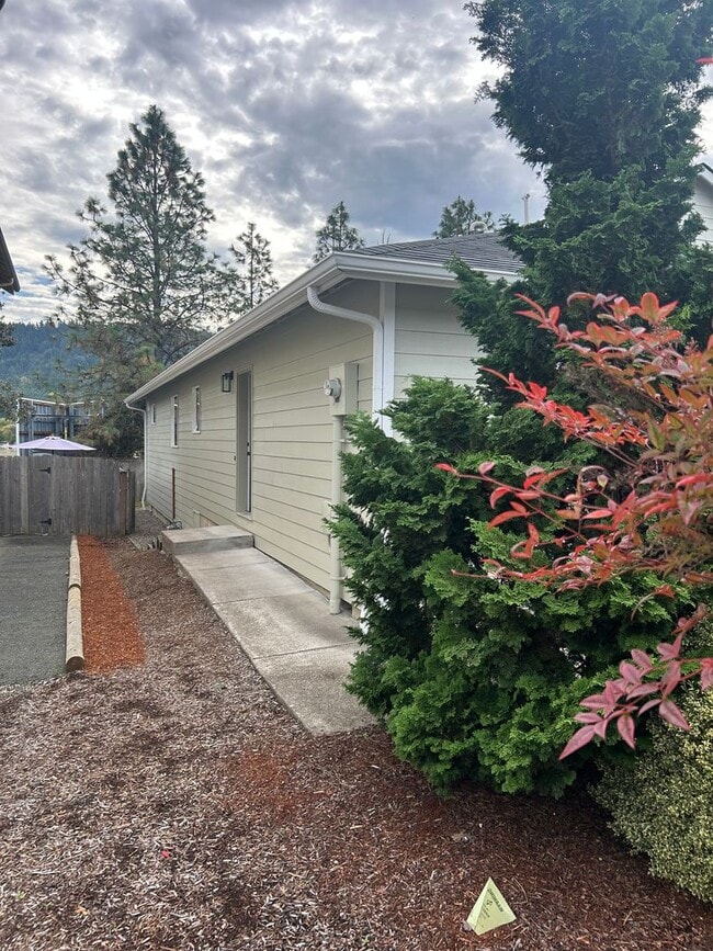 Building Photo - (870) College Street Duplex - 3 Bedroom / ...