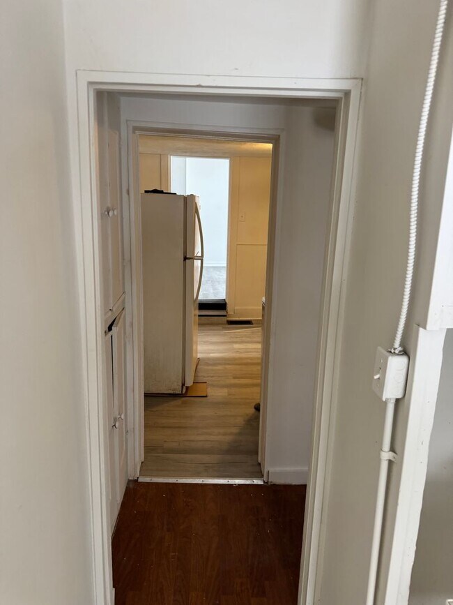 Building Photo - 2 bedroom 1 bath single family home. Freshly painted with new flooring .