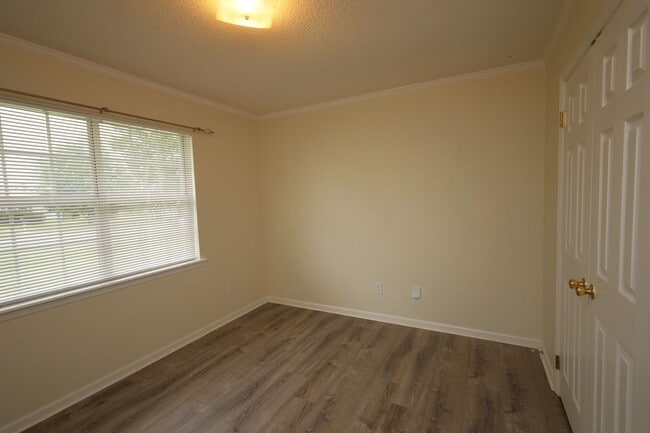 Building Photo - 4200 Shadowwood Dr