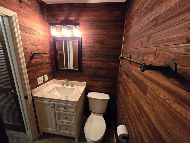 Building Photo - Charming Cottage Living in a Convenient Location