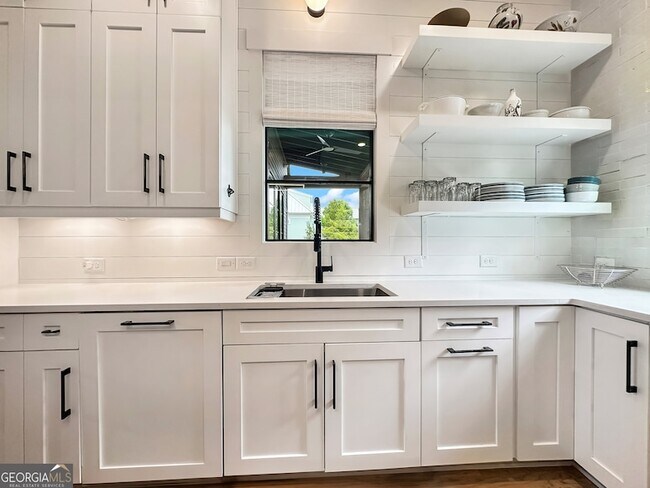 Building Photo - 300 Mado Ln