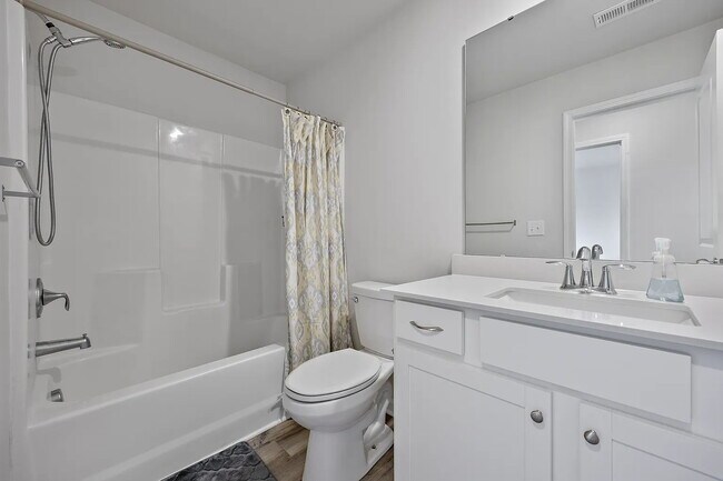 Building Photo - Family Friendly 3 Bedroom Townhome in Pendleton