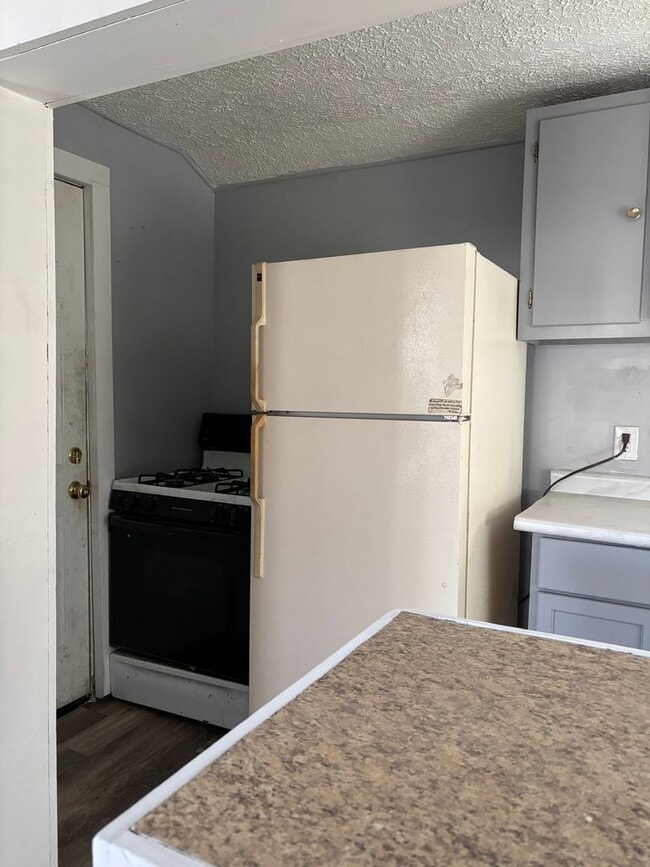 Building Photo - 2 Bedroom 1 Bath (Duplex)