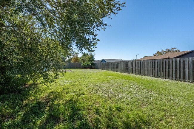 Building Photo - Centrally located 3 bedroom, 2 bathroom single family home