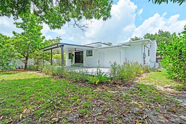 Building Photo - 56 Whitethorn Dr