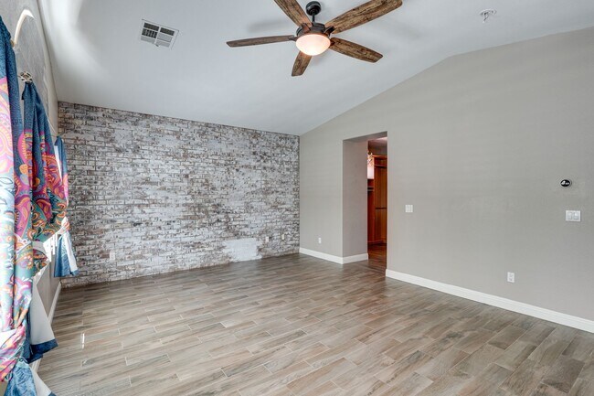 Building Photo - Luxurious 4 bd 3.5 bth Henderson Home in G...