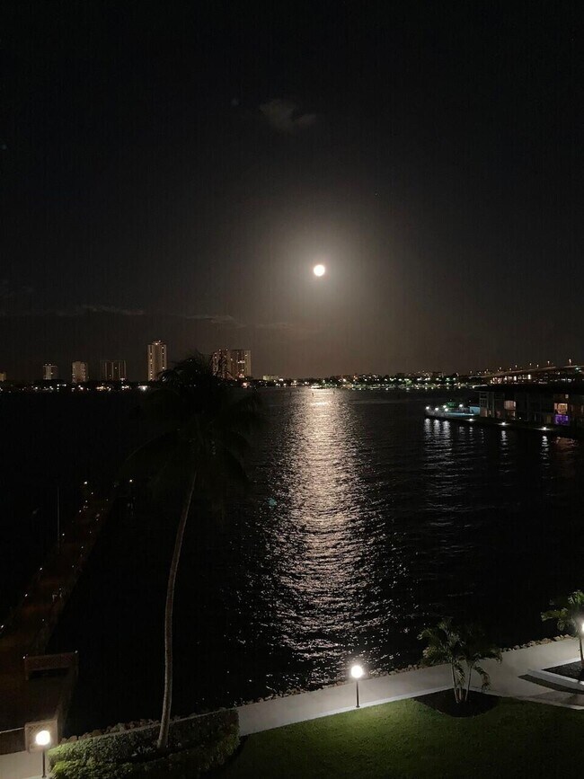 Building Photo - 3040 Lake Shore Dr