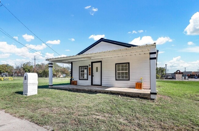 Building Photo - BEAUTIFUL- UPDATED 3 bedroom 1 Bath in Cleburne!