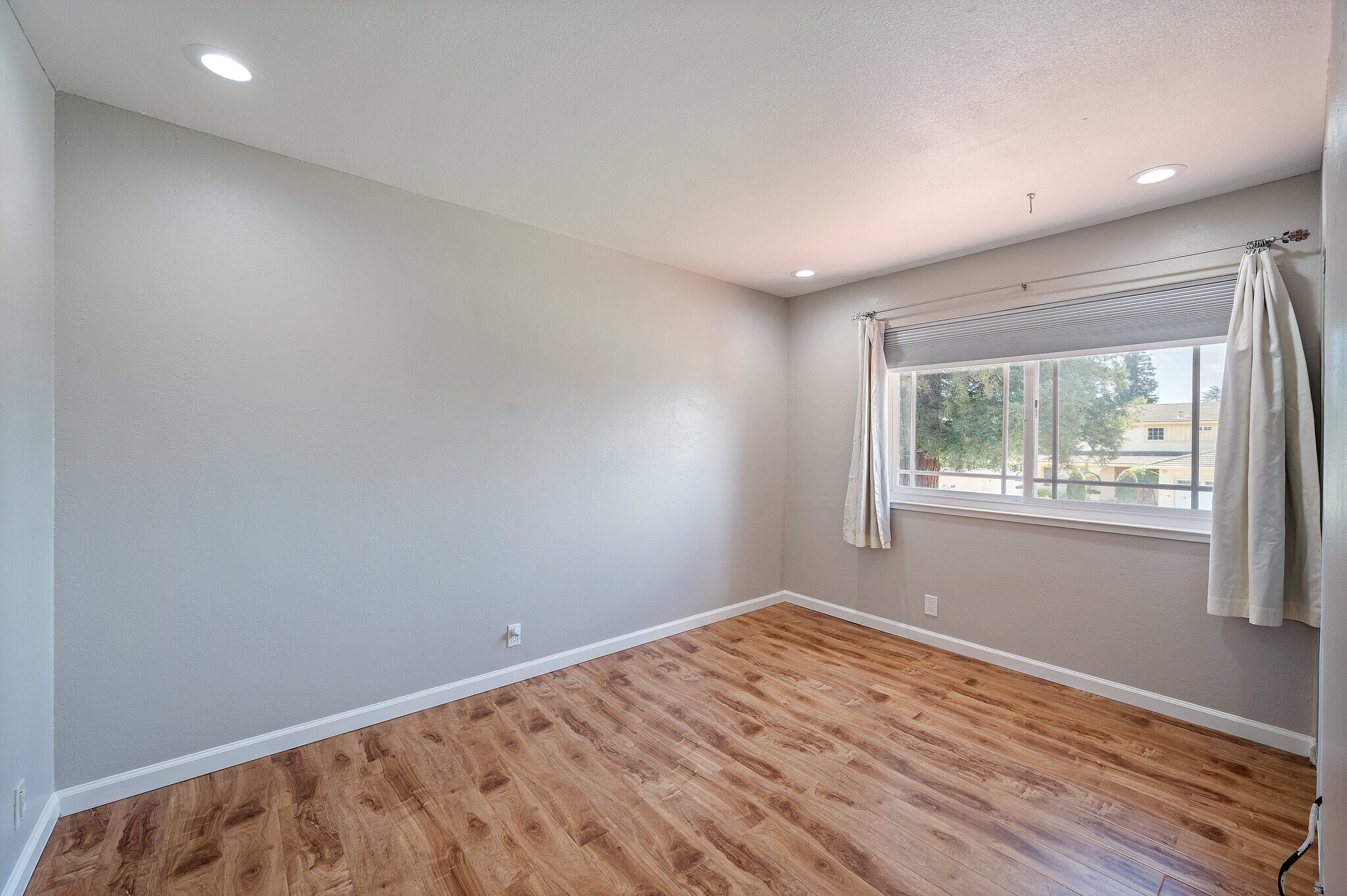 Building Photo - 3661 Slopeview Dr