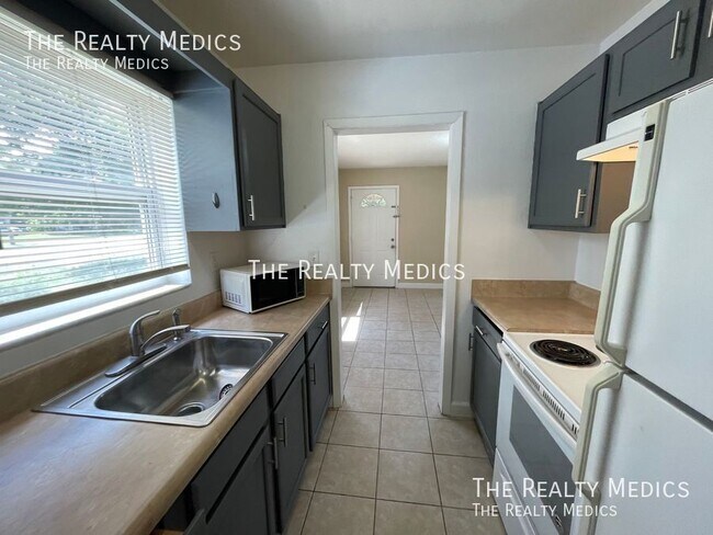 Building Photo - 832 Rockhill St