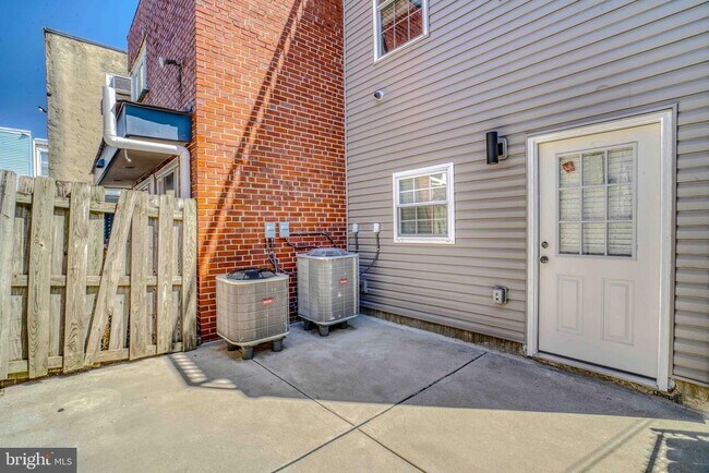 Building Photo - 2832 Edgemont St