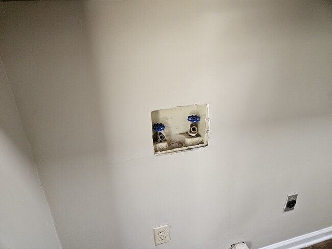 Building Photo - 104 Spring Hill Dr