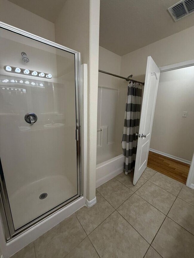 Building Photo - Beautifully Updated 3-Bedroom Townhouse in Kissimmee – Gated Community with Pool