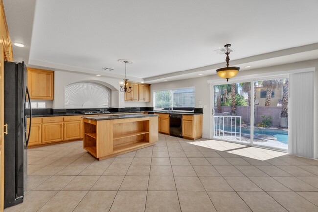 Building Photo - LUXORY 5 BEDROOM 3 1/2 BATH HOME LOCATED I...