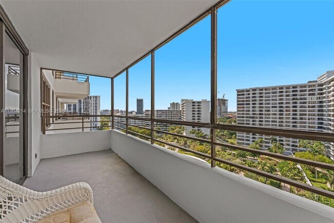 Building Photo - 2500 Parkview Dr