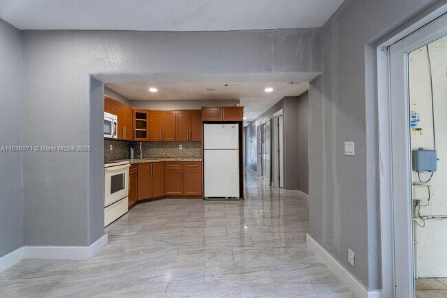 Building Photo - 5551 SW 37th St