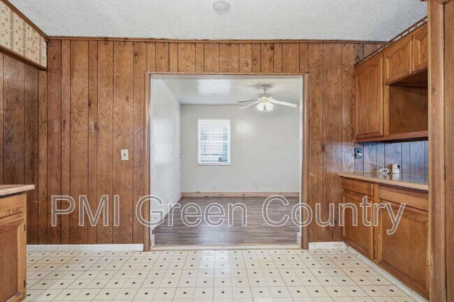 Building Photo - 834 W 138th St S