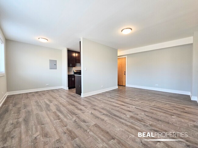 Building Photo - 530 W Surf St