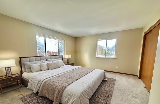 Building Photo - Charming Pewaukee Townhome with Modern Touches and Ample Space