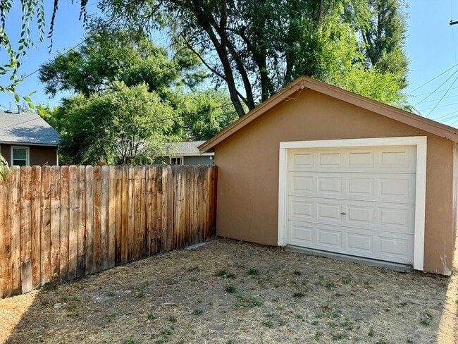 Building Photo - North End Beauty with Bonus Space & Garage!