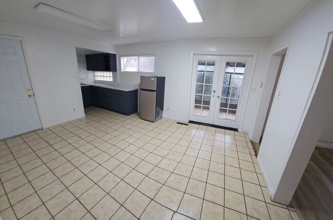 Building Photo - For Rent 2 Bed 1 bath, Plus basement, Duplex Home for rent