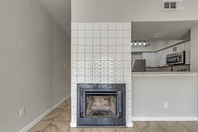 Building Photo - 8725 Victorian Village Dr