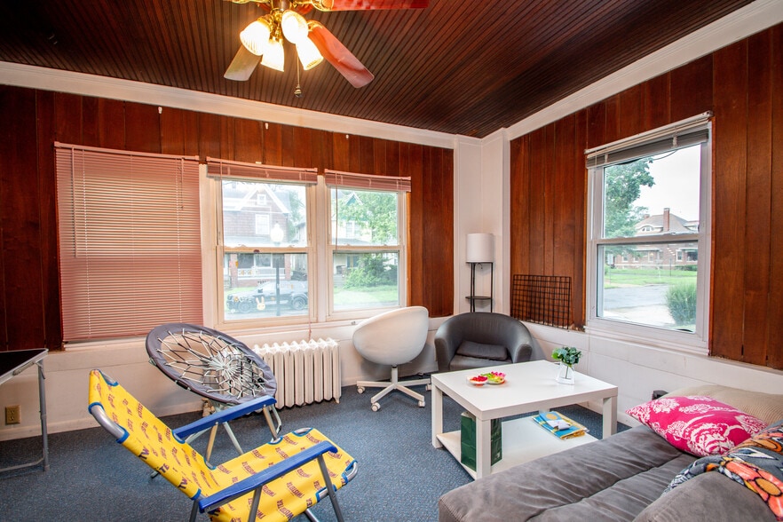 Building Photo - 1411 W Barker Ave