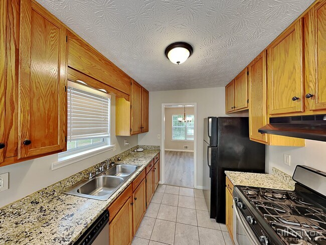 Building Photo - 175 White Pines Dr