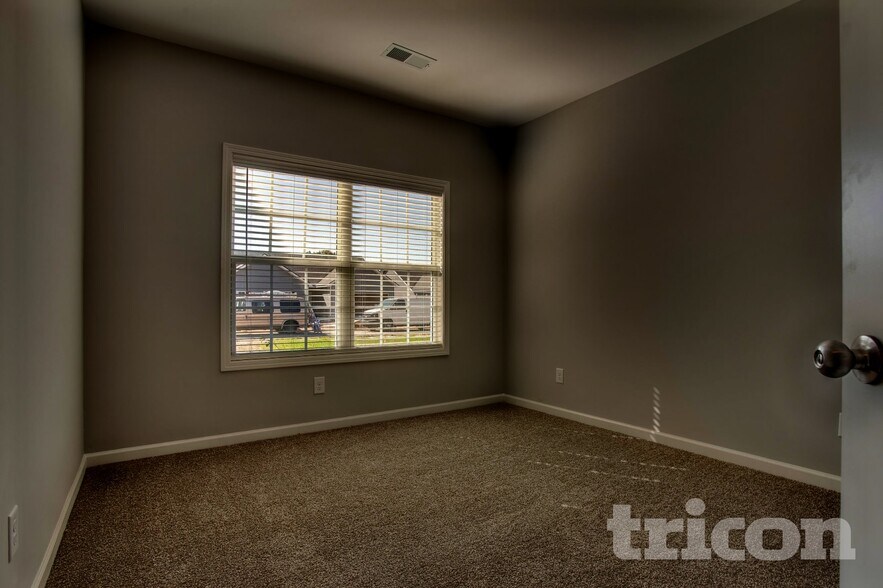 Building Photo - 718 W Coker Way