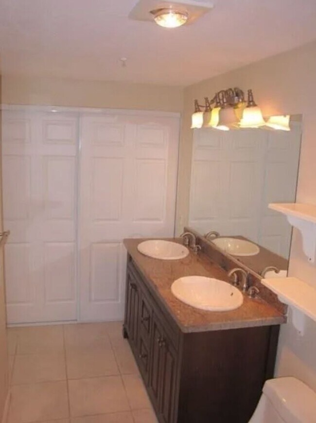 Building Photo - 3 Bedroom, 2 Bathroom Ground-Level Condo f...