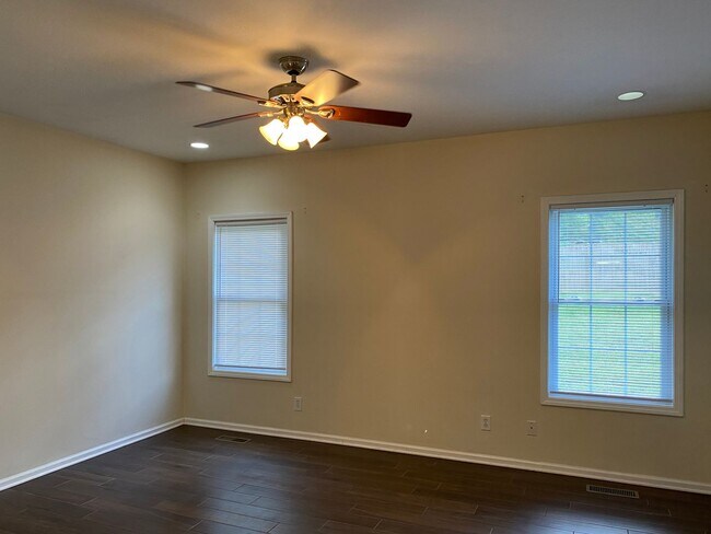 Building Photo - Beautiful Open Floor Plan.  3bed 2bath One...