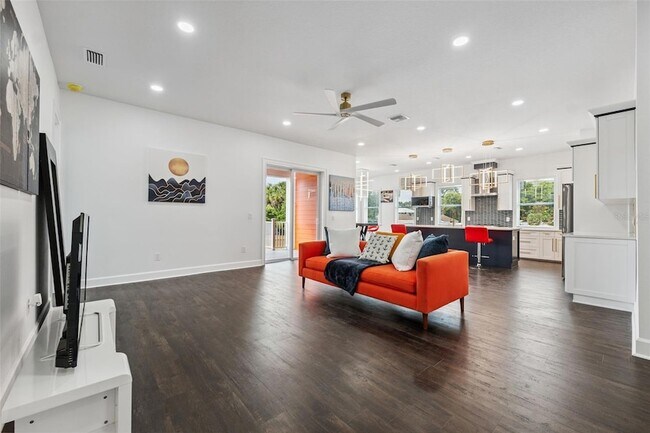 Building Photo - 8605 Inwood Dr