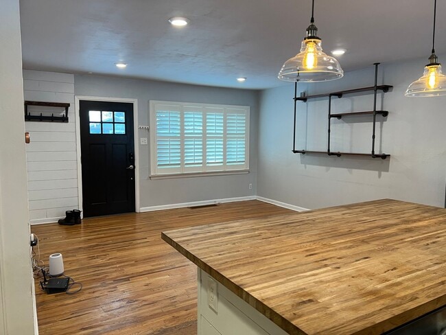 Building Photo - Fantastic Englewood Ranch