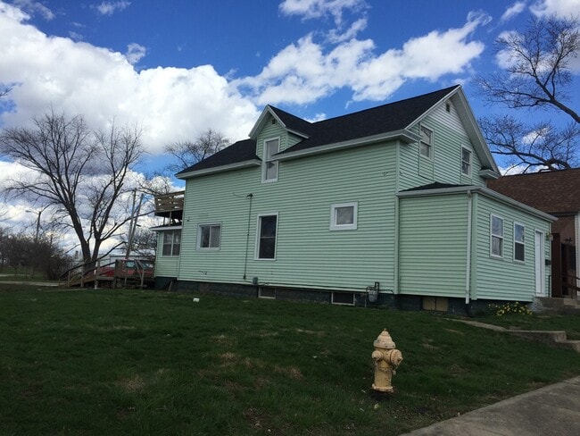Building Photo - 2-Story 4 Bed/2 Bath Home with Basement & W/D