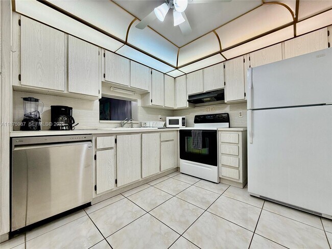 Building Photo - 131 SE 3rd Ave