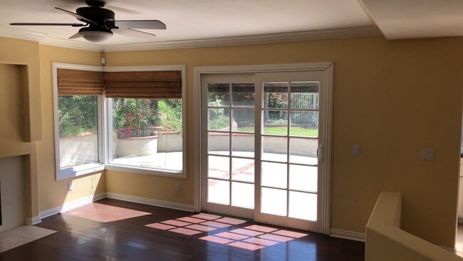 Building Photo - Stunning Sierra Del pro view home!