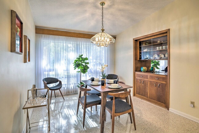 Building Photo - 1412 Country Club Rd N