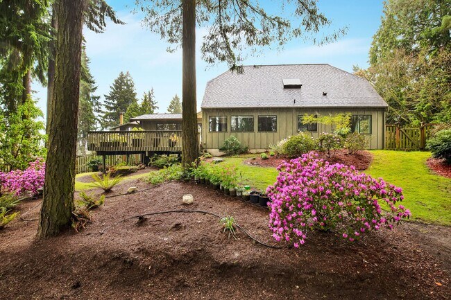 Building Photo - Luxury 3-bedroom Kirkland Bungalow