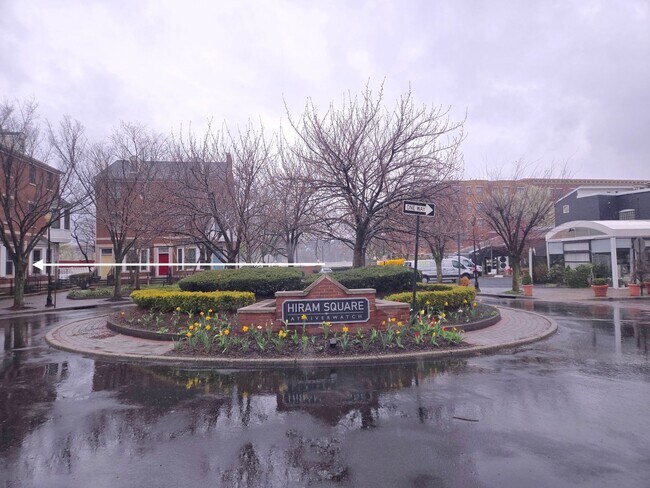 Building Photo - Rare opportunity in prestigious Hiram Square! First floor, condominium with 2-bedrooms & bonus ro...