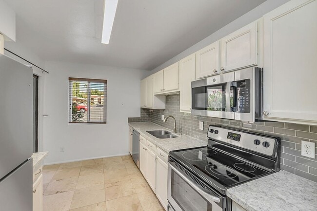 Building Photo - Charming 2-Bedroom, 2-Bath Condo in the He...